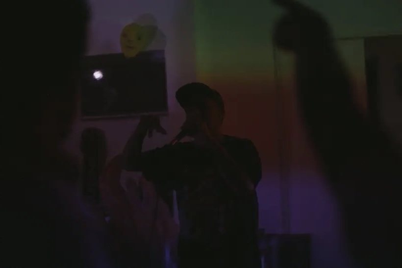 Sebe One rapeando en vivo con el micrófono en mano